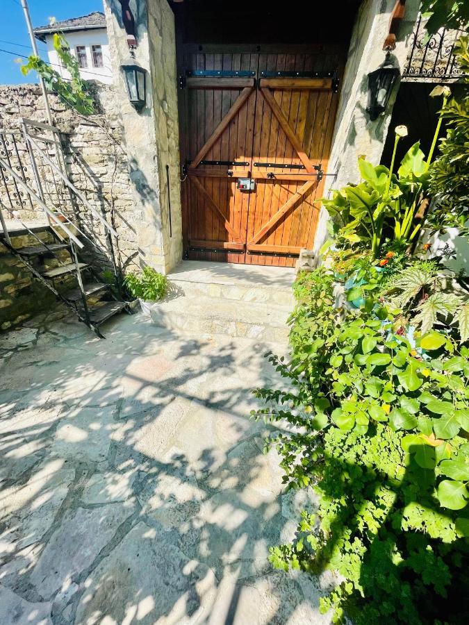 Denis Guesthouse 1930 Gjirokastër Eksteriør bilde