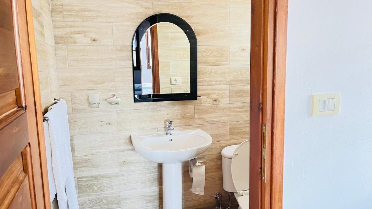 Denis Guesthouse 1930 Gjirokastër Eksteriør bilde
