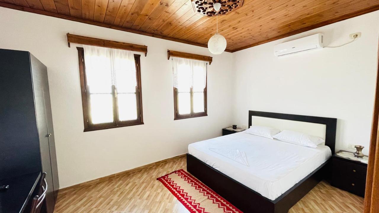 Denis Guesthouse 1930 Gjirokastër Eksteriør bilde