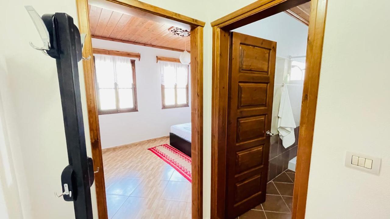 Denis Guesthouse 1930 Gjirokastër Eksteriør bilde