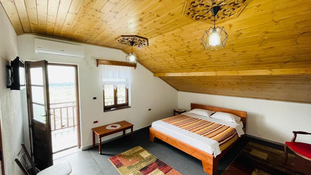 Denis Guesthouse 1930 Gjirokastër Eksteriør bilde