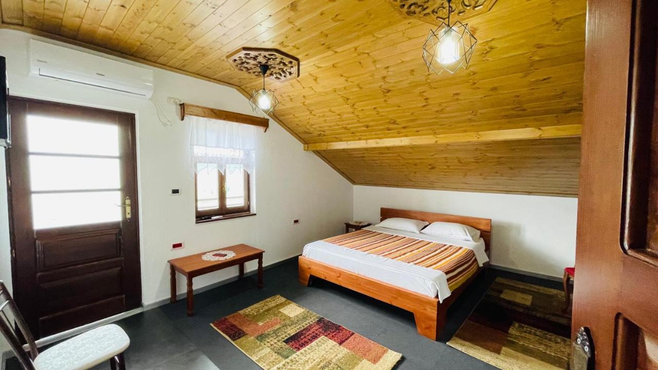 Denis Guesthouse 1930 Gjirokastër Eksteriør bilde
