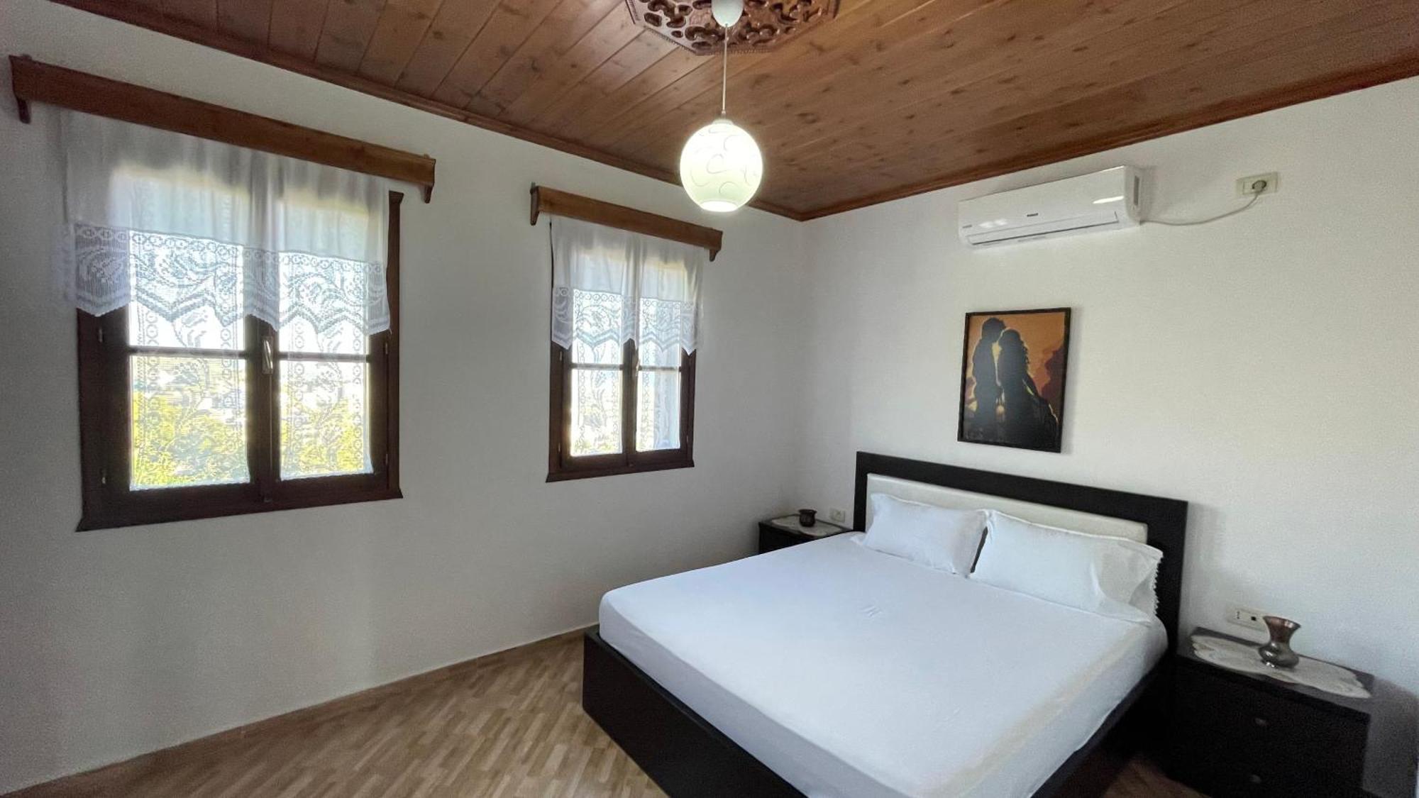 Denis Guesthouse 1930 Gjirokastër Eksteriør bilde