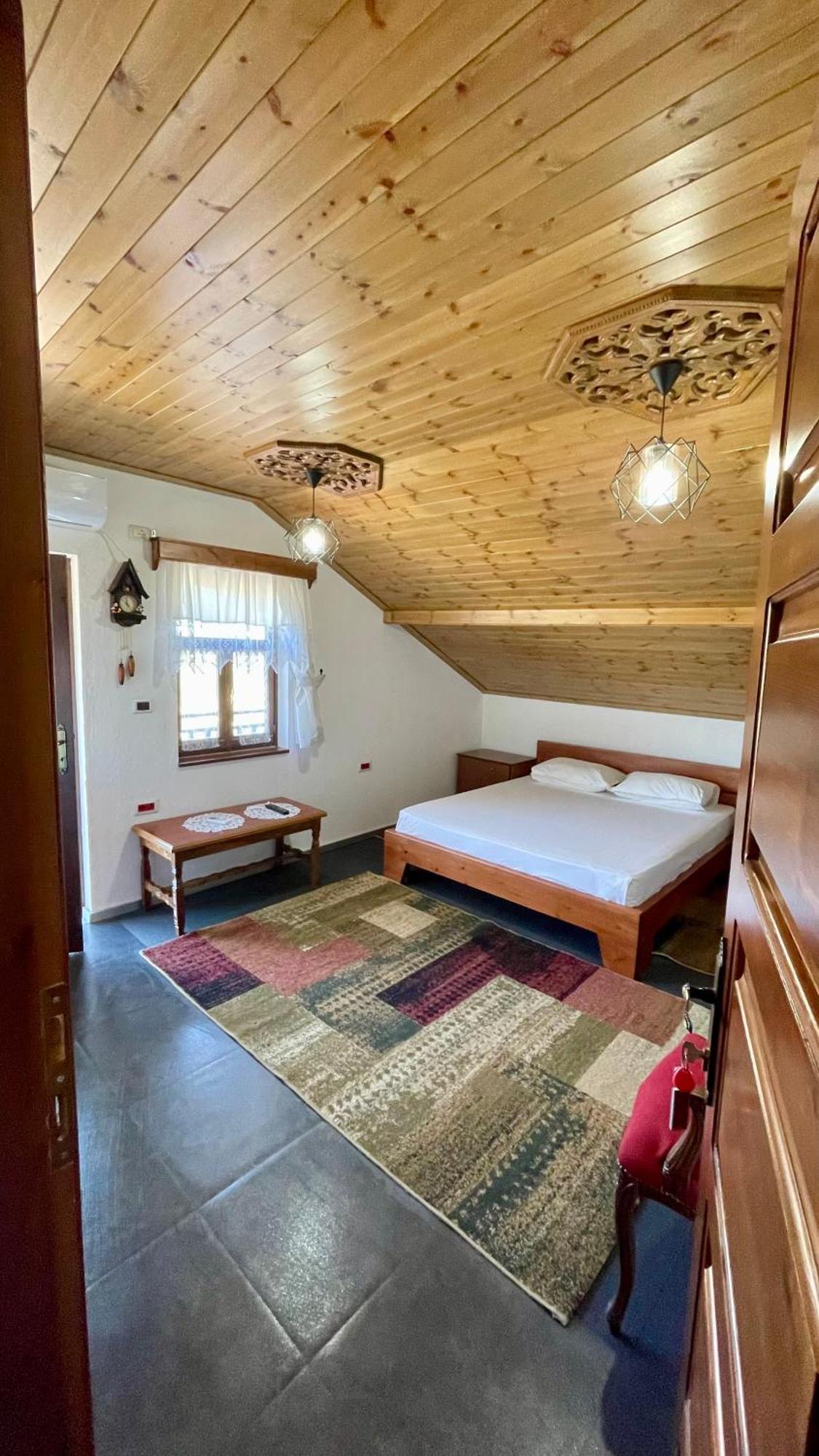 Denis Guesthouse 1930 Gjirokastër Eksteriør bilde