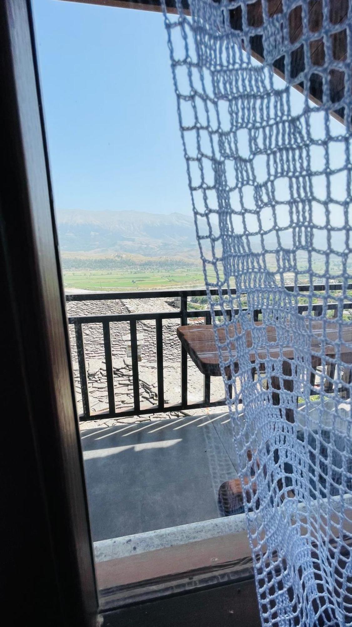 Denis Guesthouse 1930 Gjirokastër Eksteriør bilde