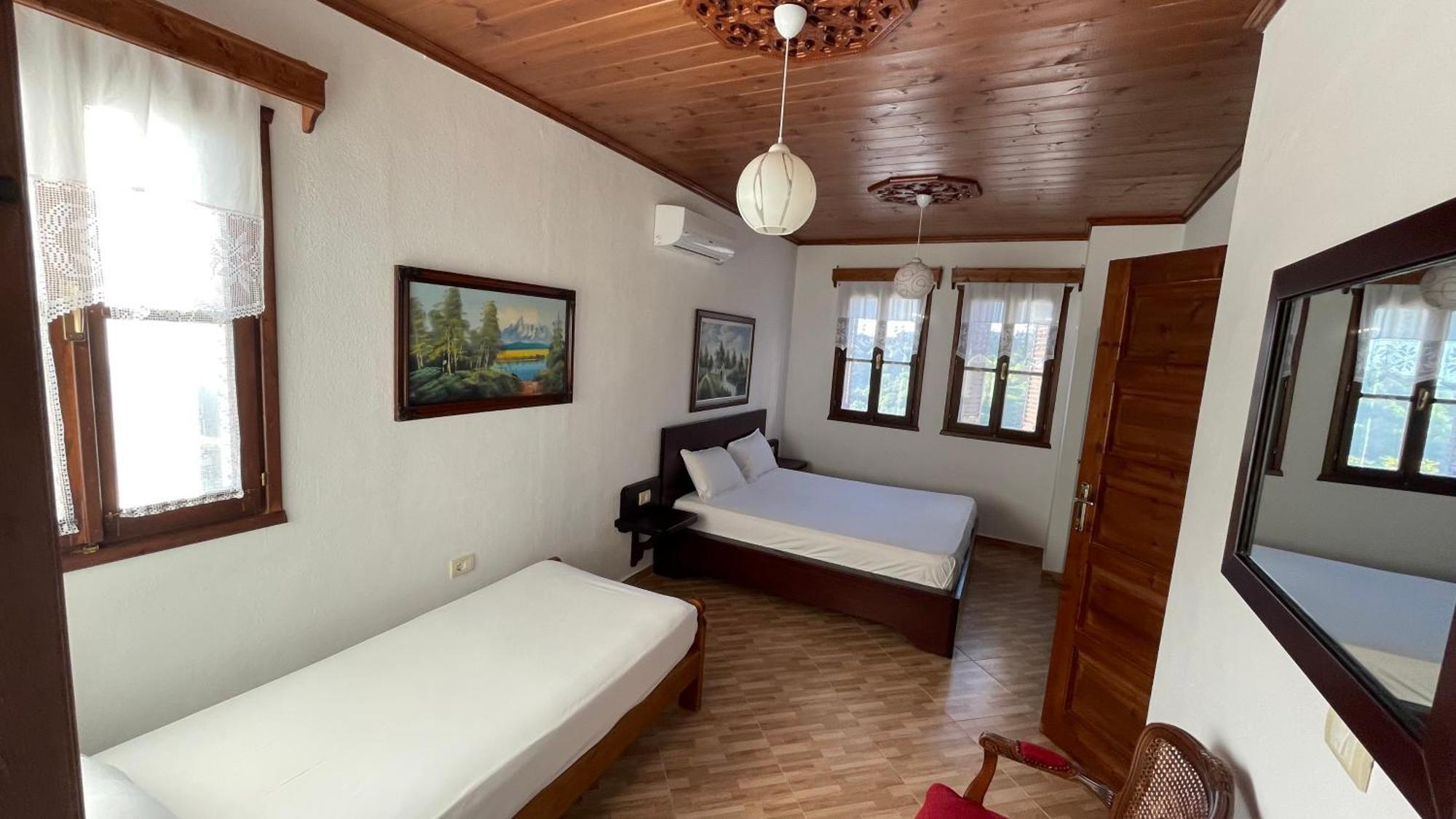 Denis Guesthouse 1930 Gjirokastër Eksteriør bilde