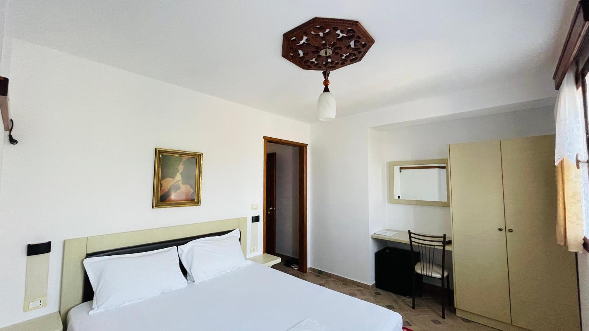 Denis Guesthouse 1930 Gjirokastër Eksteriør bilde