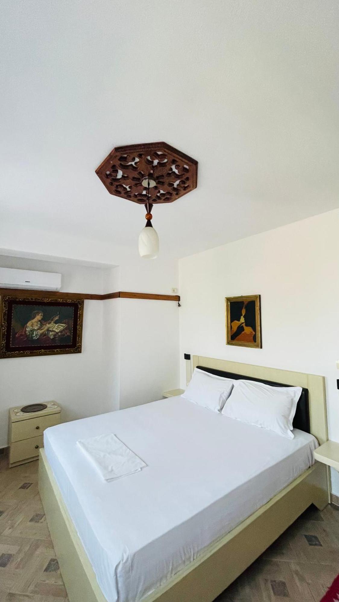 Denis Guesthouse 1930 Gjirokastër Eksteriør bilde