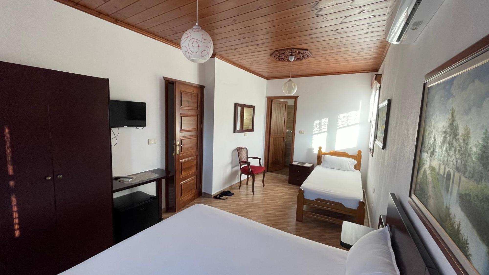 Denis Guesthouse 1930 Gjirokastër Eksteriør bilde