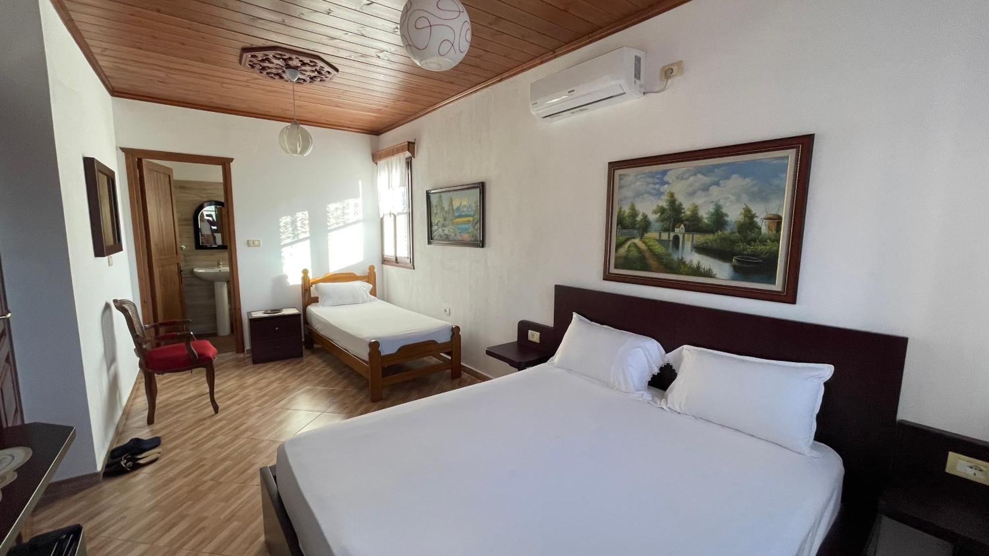 Denis Guesthouse 1930 Gjirokastër Eksteriør bilde