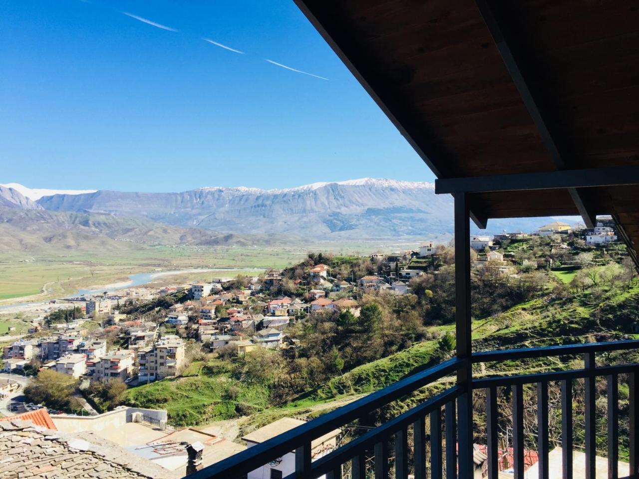 Denis Guesthouse 1930 Gjirokastër Eksteriør bilde